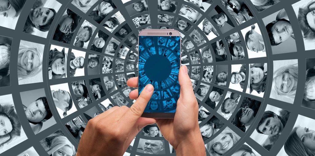 online friend 1610153244 - How to Make Friends Online Without the Awkward Stalled Conversations